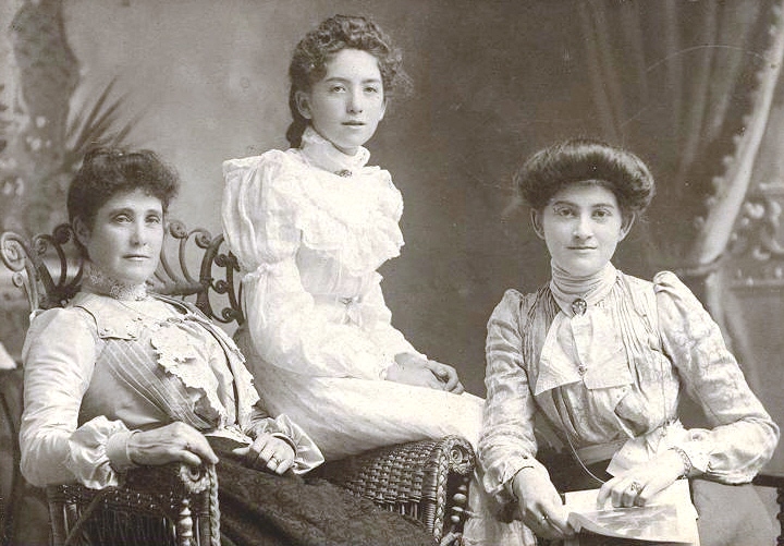 Bessie Gardiner (right) and her sisters 1900