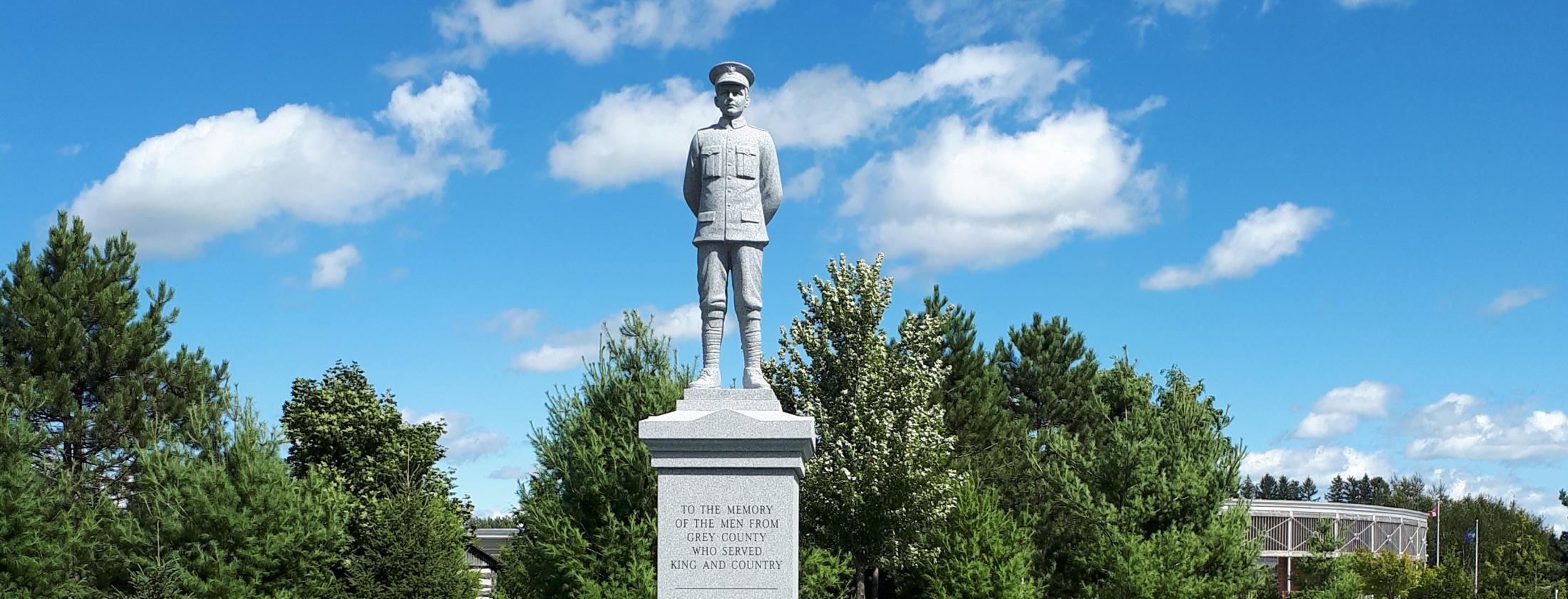 Monument of a World War 1 soldier standing at attention
