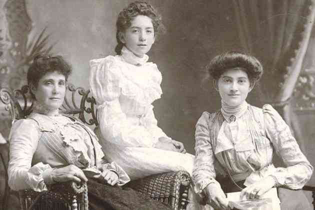 Bessie Gardiner (right) and her sisters 1900