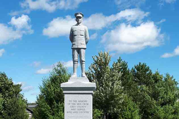 Monument of a World War 1 soldier standing at attention