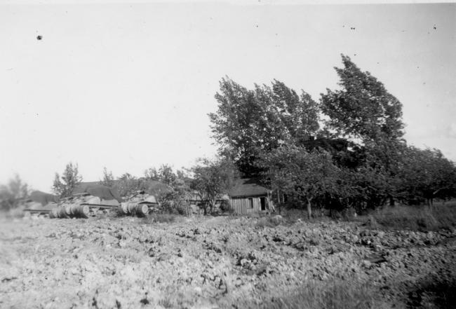 PF212S1F2I26 Tanks in orchard at Meaford Tank Range
